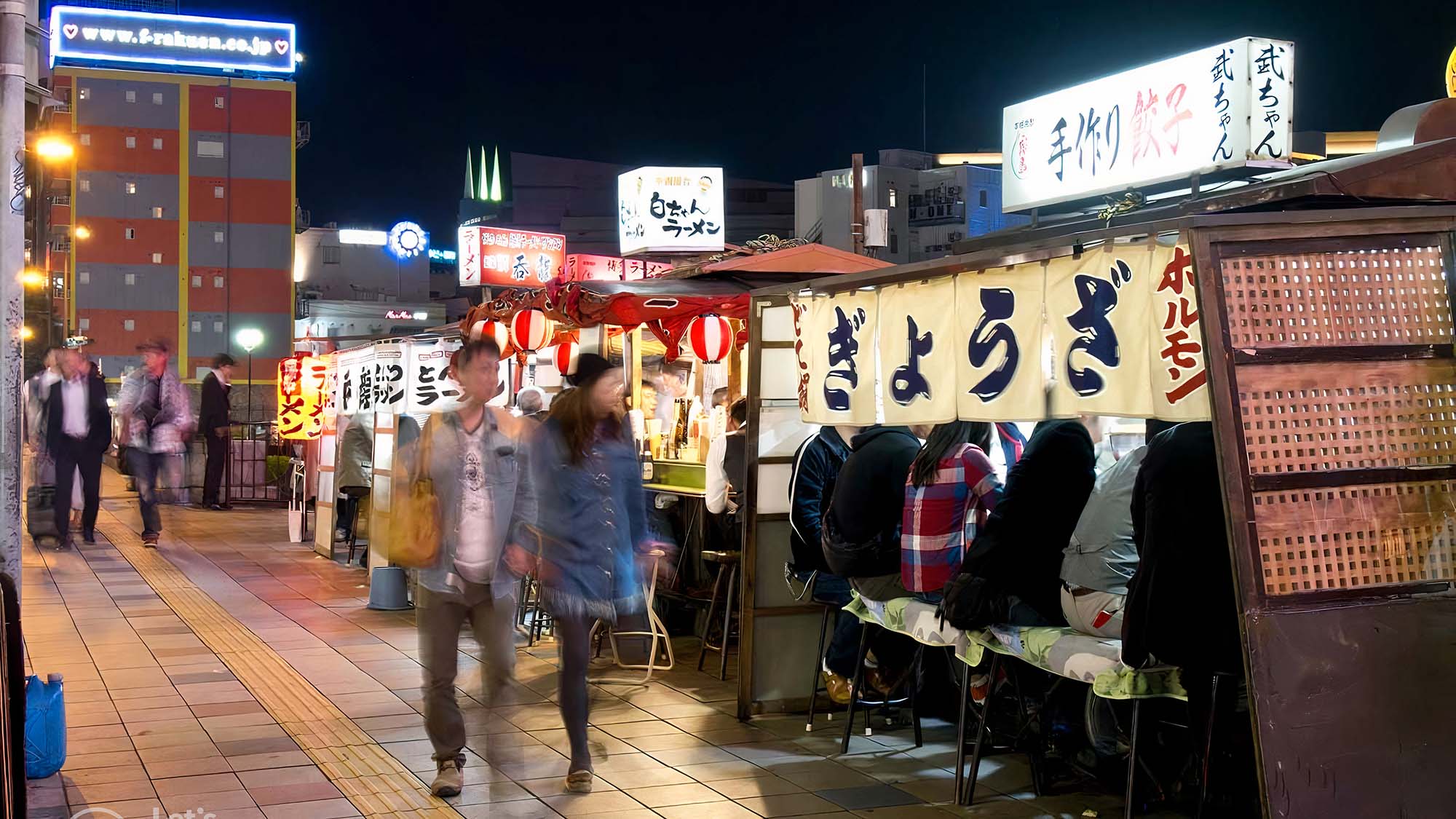 中州～天神間は屋台が並びます。屋台街はバス停「春吉橋」で