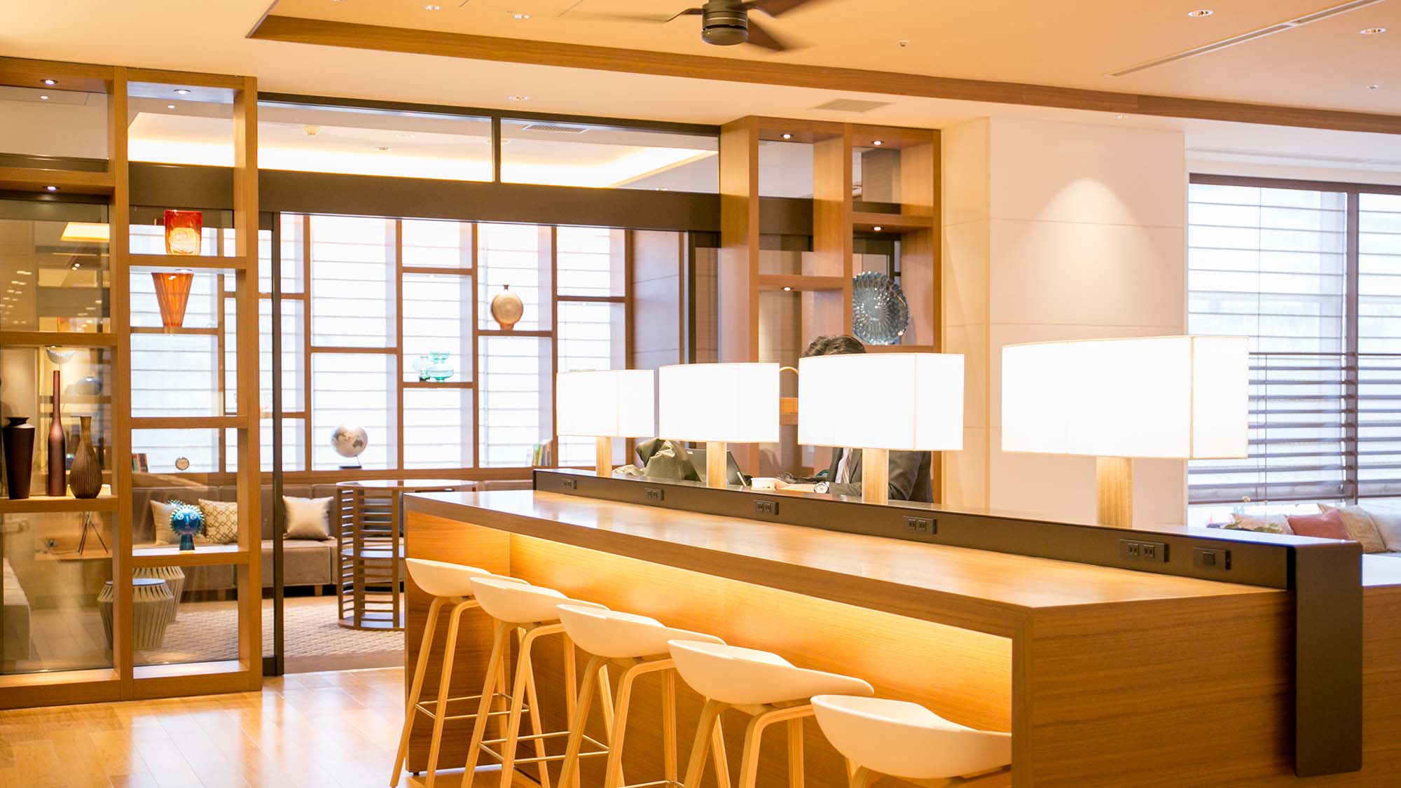 コンセント多数のビジネスコーナー