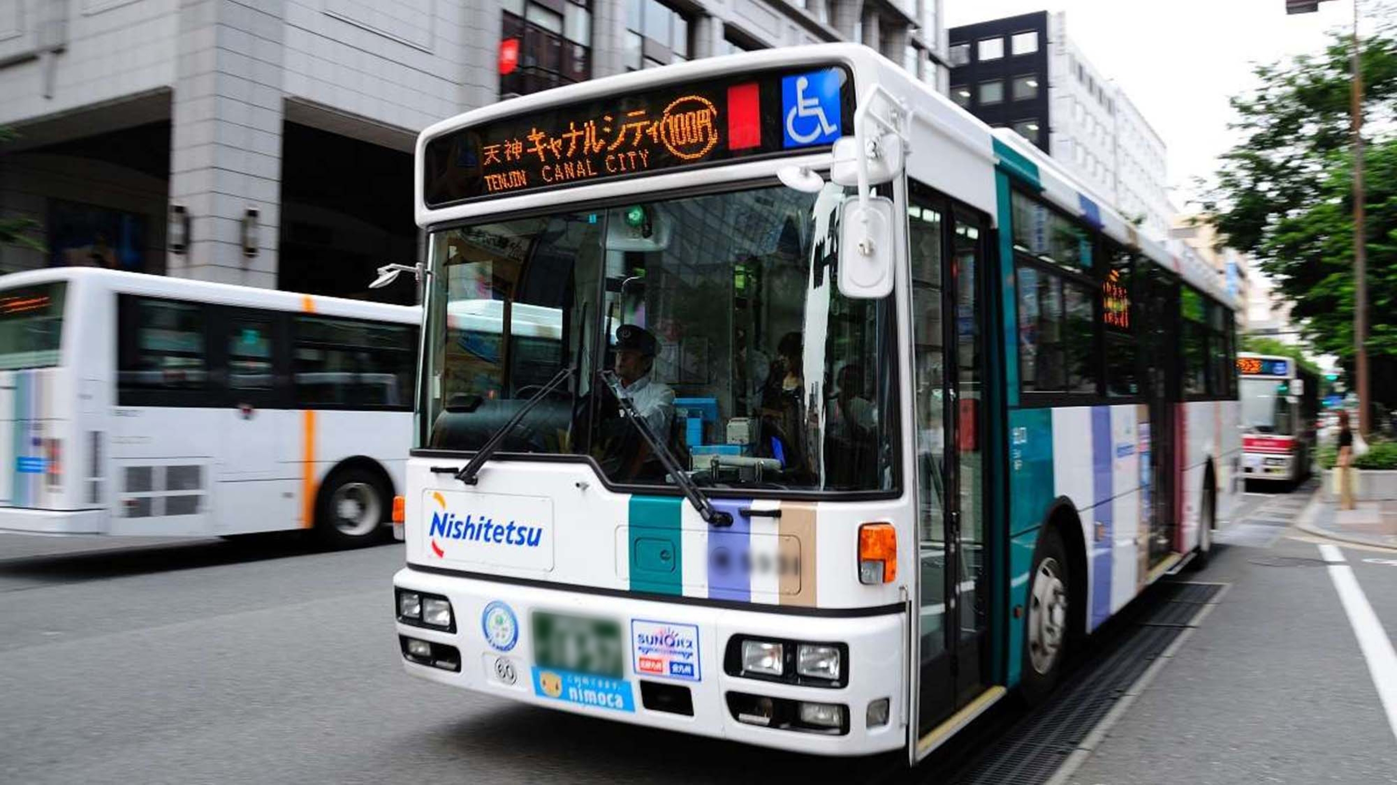 福岡市内観光は西鉄バスが便利です（博多～天神間 100円）