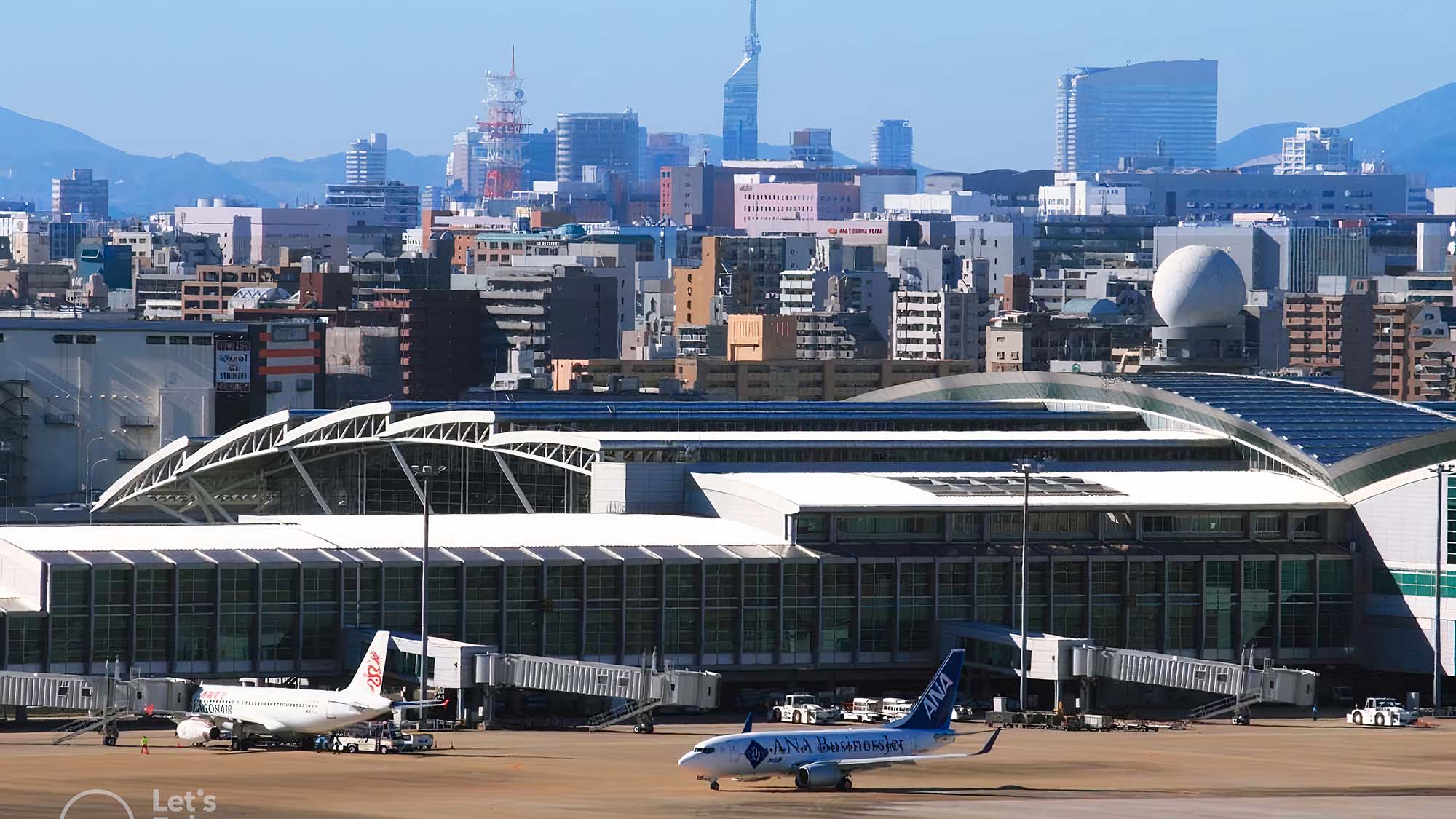 『福岡空港』国内線からは地下鉄で博多駅まで2駅 国際線からはバスで博多駅まで直行15分！