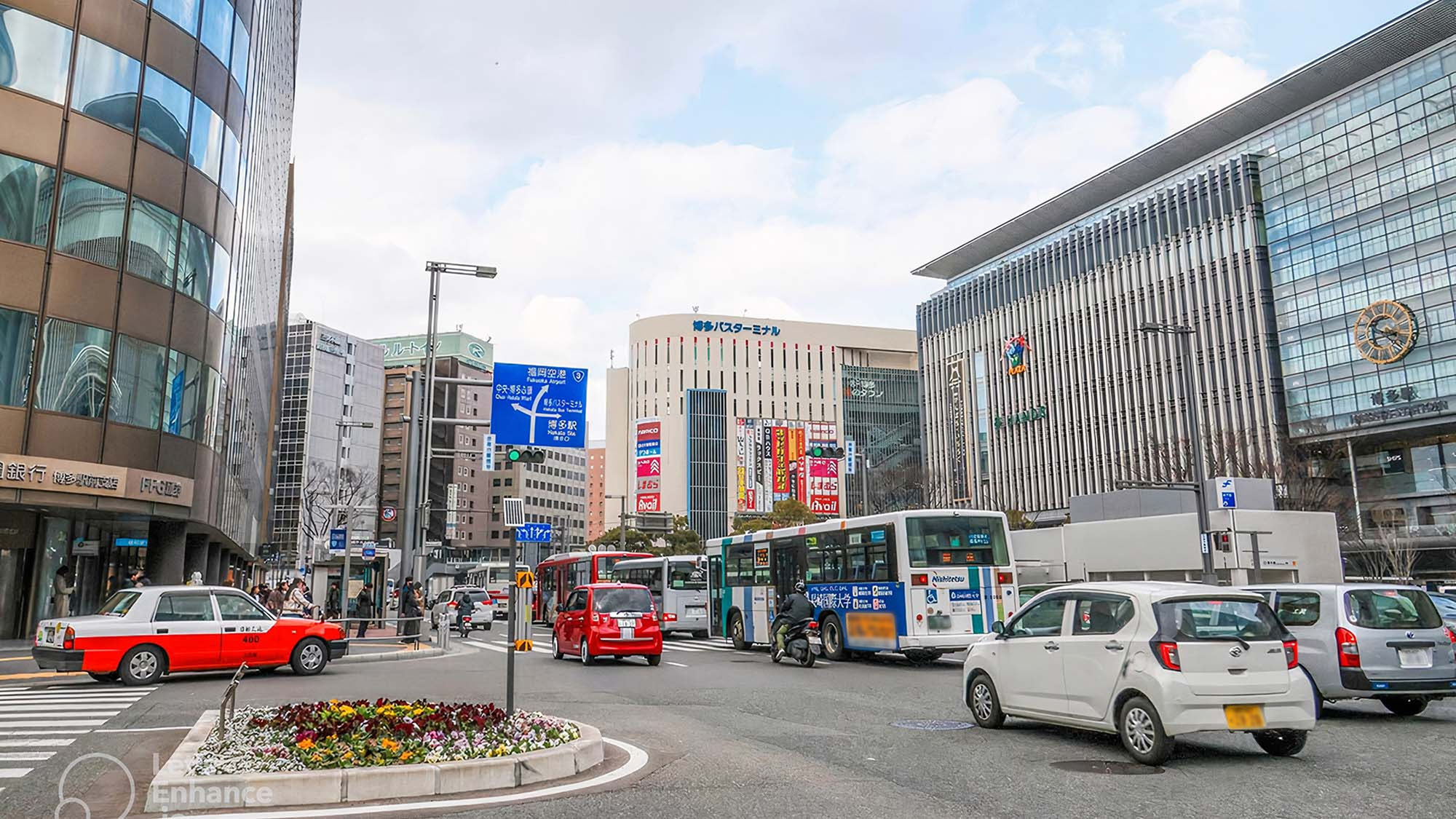 博多駅前の交差点と街並み