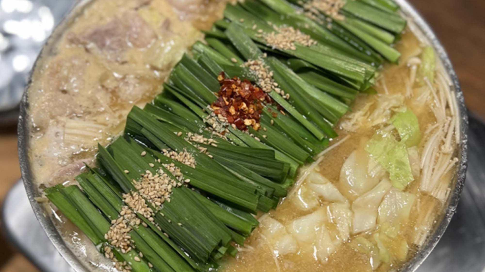 『もつ鍋』 プリプリの牛もつとたっぷりの野菜を、にんにく香るスープで煮込む名物鍋。 