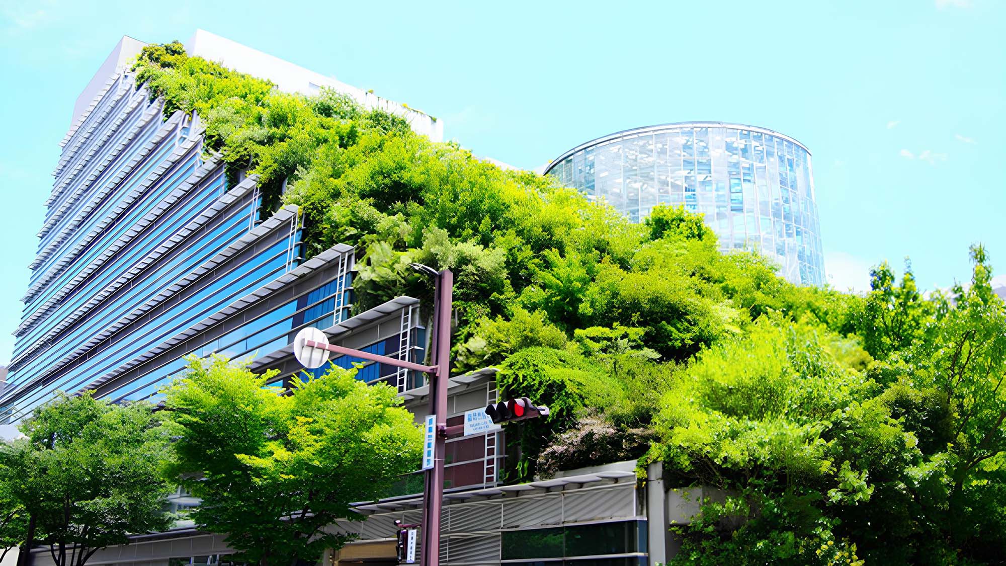 緑あふれる街。『アクロス福岡』。天神エリアの象徴的スポット