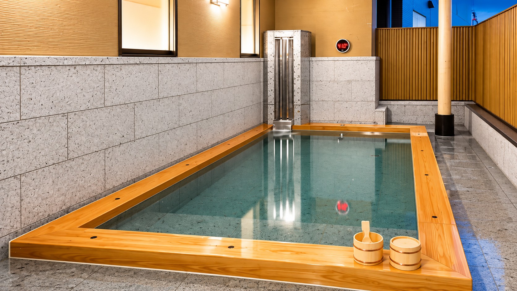 クレスト松戸の露天風呂。木の枠の四角い湯船と、木の塀