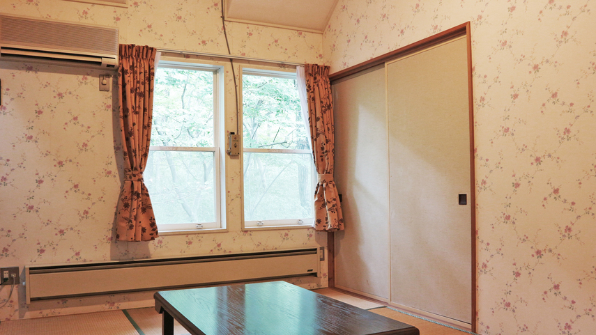 *【和室7.5畳一例】和室でありながら大きな窓とカーテンを配した、洋風感覚のモダンな客室