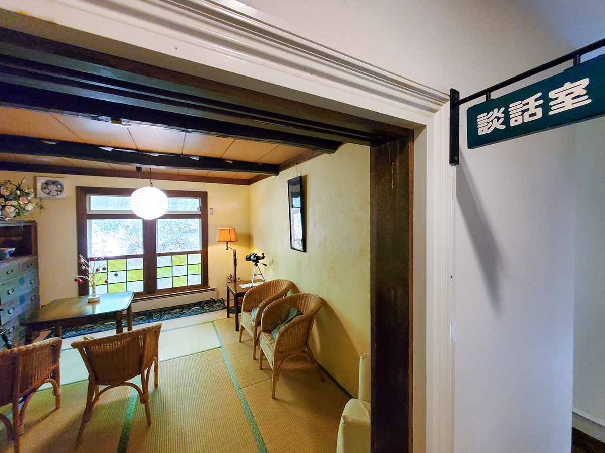 #談話室　落ち着いた和室の空間でのんびりお過ごしいただけます