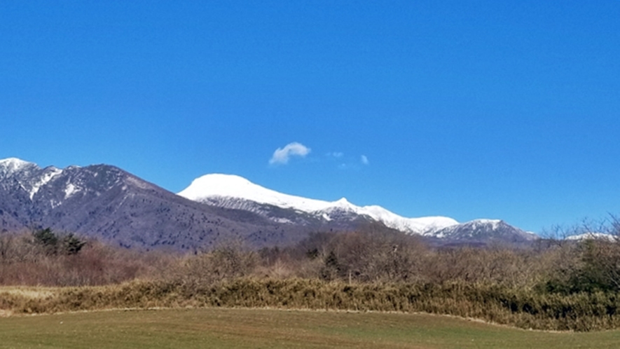 *【周辺／冬の那須の山々】晴れ渡る青空に、真っ白な雪化粧で覆われた稜線が美しく輝きます。