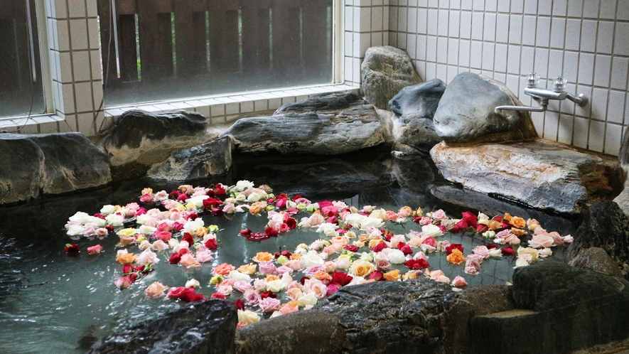 *【1階・貸切風呂／バラ風呂】季節によりバラの種類や大きさは異なります♪