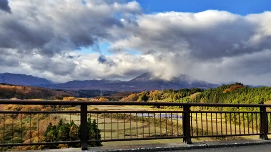 *【周辺／秋の那須の山々】紅葉の時期はドライブもおすすめ◎11月頃には山頂の雪景色も望めます。