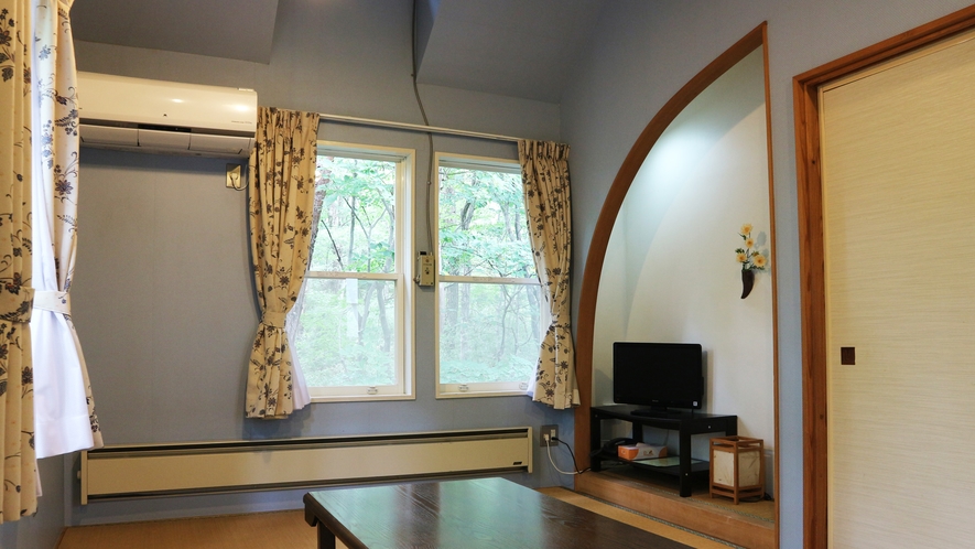 *【和室7.5畳一例】和室でありながら大きな窓とカーテンを配した、洋風感覚のモダンな客室