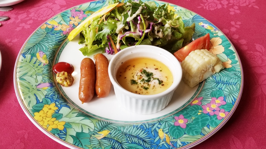 *【朝食全体一例】ご主人自慢の手作りパン＆ヨーグルトをはじめとしたバランスの取れた「洋食」