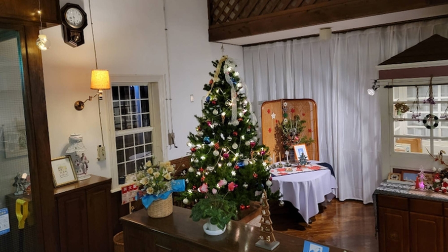 *クリスマス（イメージ）大きなクリスマスツリーが皆様をお出迎えいたします。