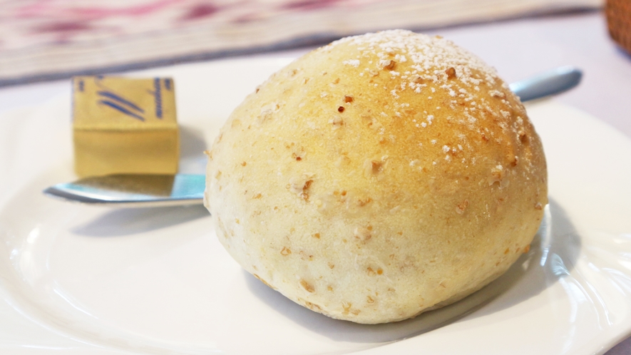 *【朝食／パン一例】季節によってお味が変わる自家製焼きたてパン
