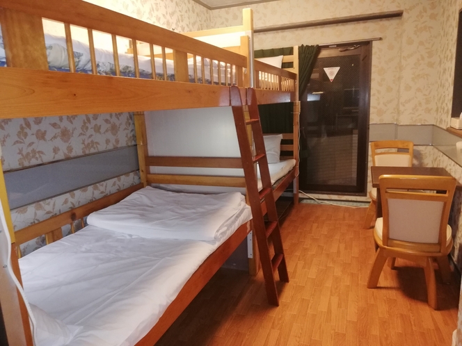 4人部屋（木製ベッド）