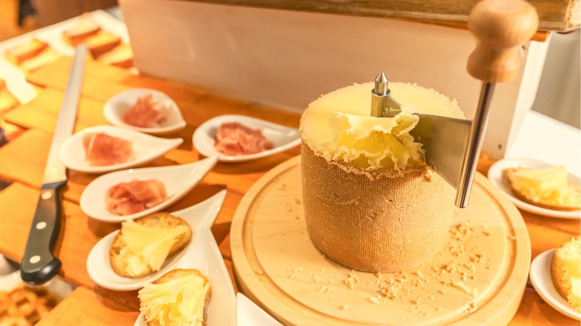 【朝食ブッフェ】「テット・ド・モワンヌ」チーズ