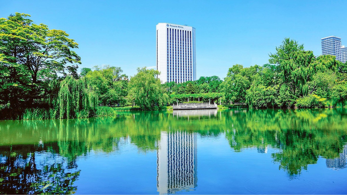 中島公園菖蒲池とホテル外観(夏）