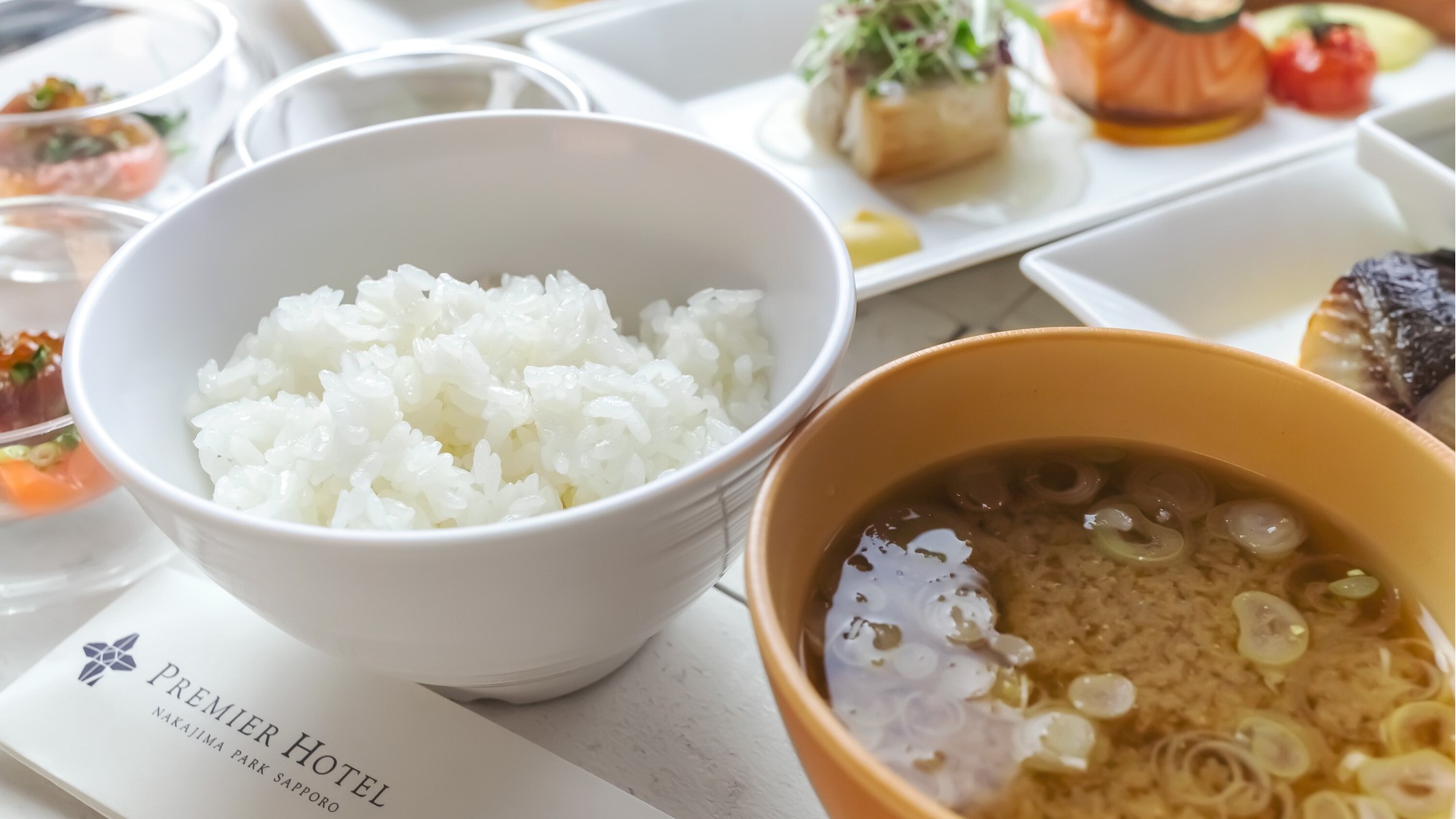 【朝食】北海道産米「ななつぼし」ときのこの味噌汁
