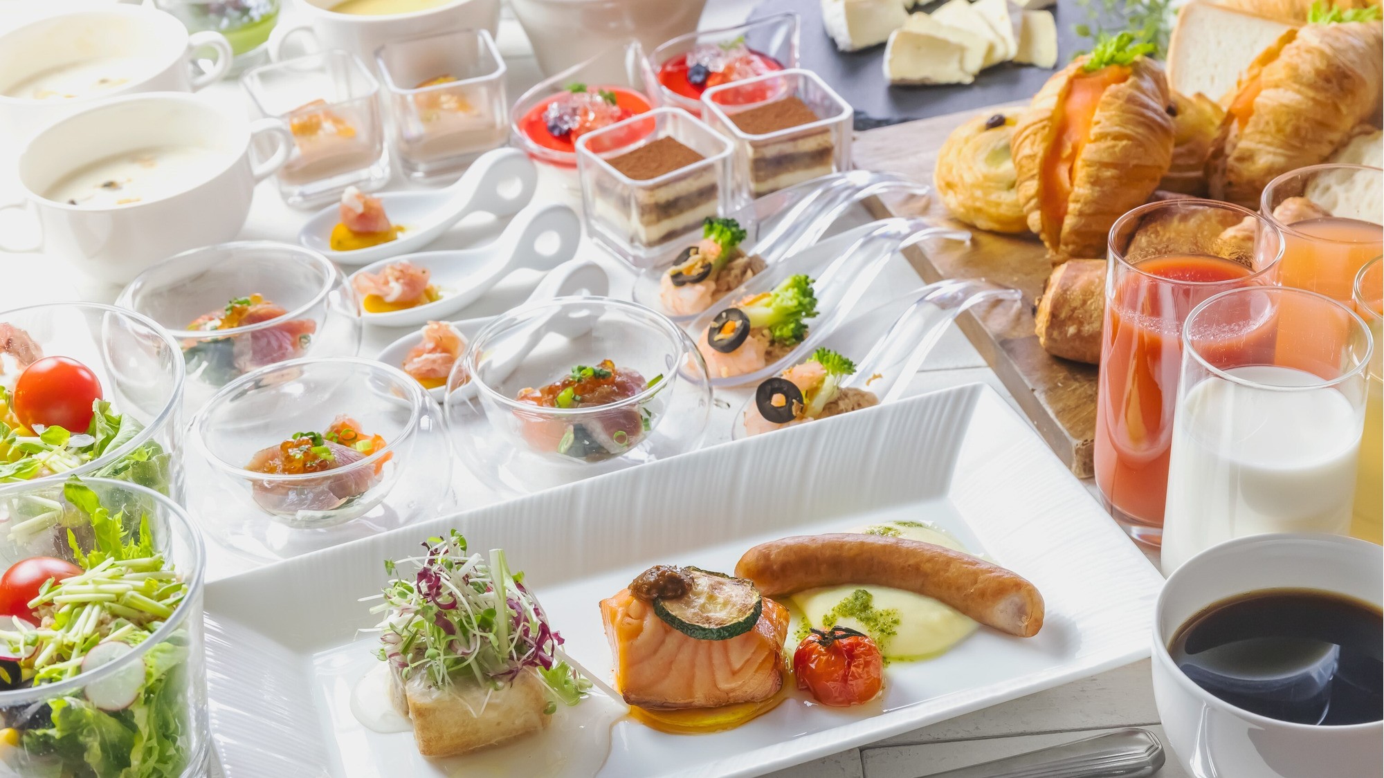 【朝食】日替わりメインプレートとブッフェメニュー例