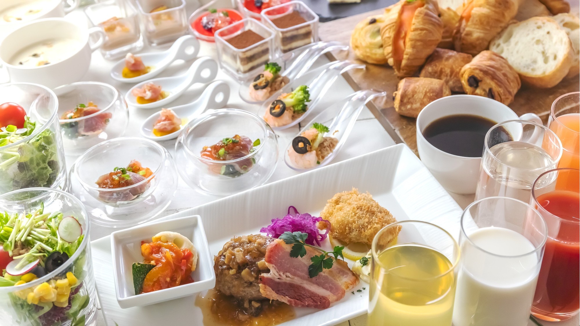 【朝食】日替わりメインプレートとブッフェ