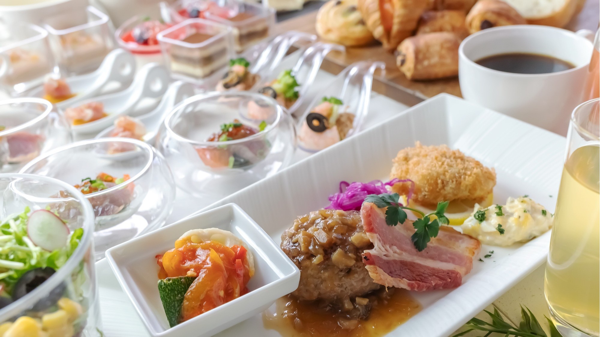 【朝食】日替わりメインプレートとブッフェ