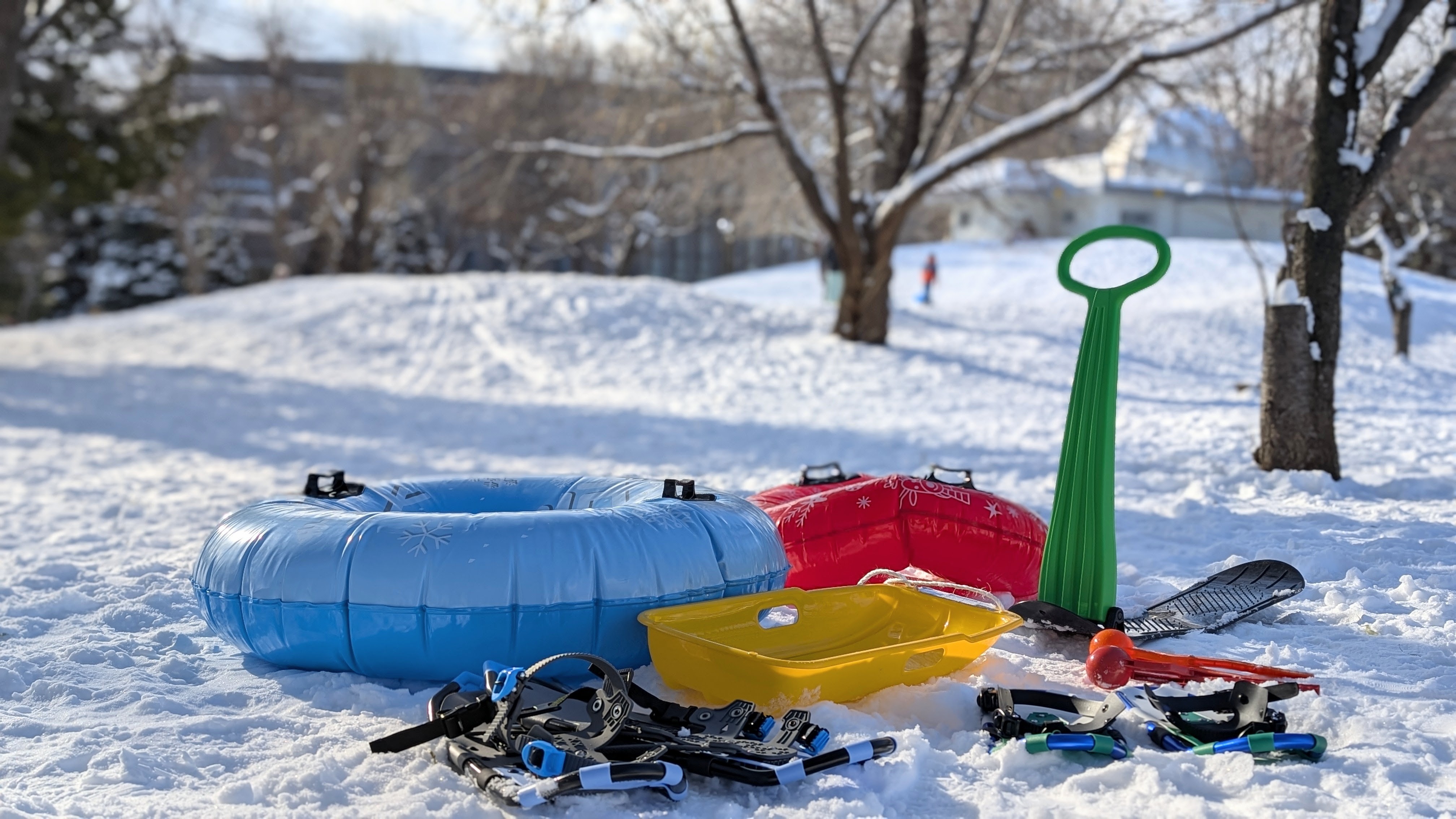 【雪遊びグッズ貸出中】フロントにてスノーチューブ・そり・スノシューなどをご用意しています。