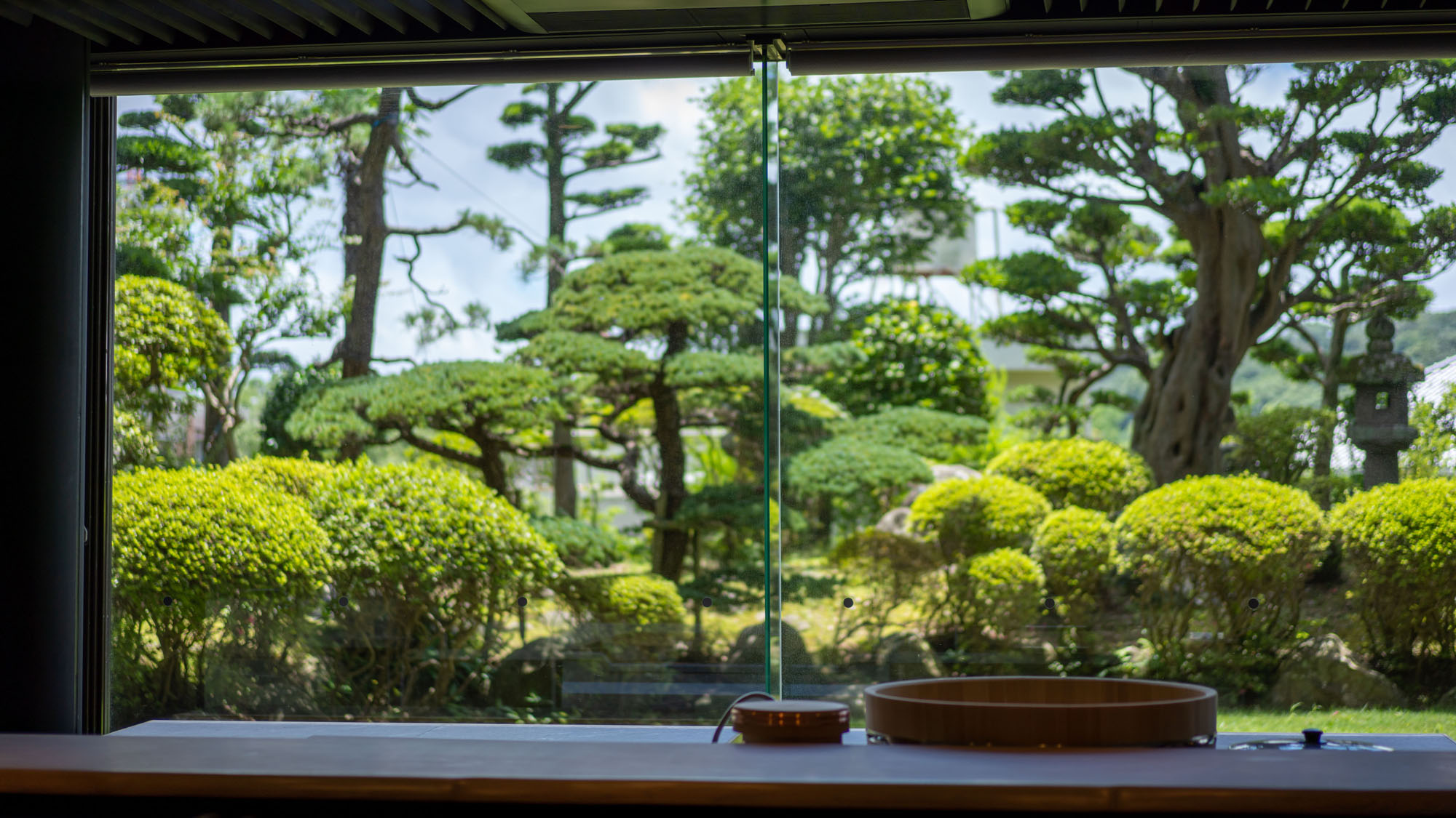 窓から広がる日本庭園は、まるで絵画を切り取ったような美しさ