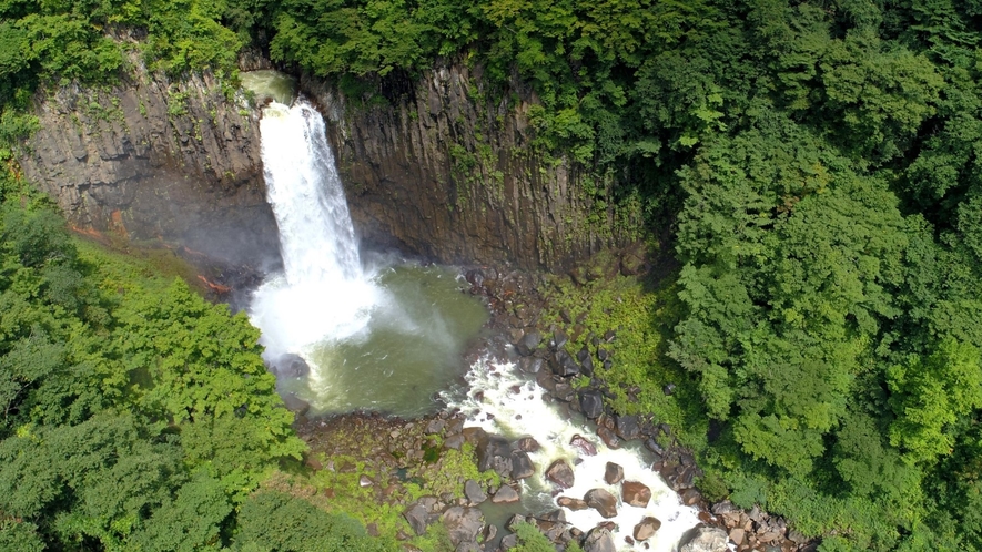 日本の滝百選」にも選ばれており、信濃町と新潟県妙高市との境にある苗名滝