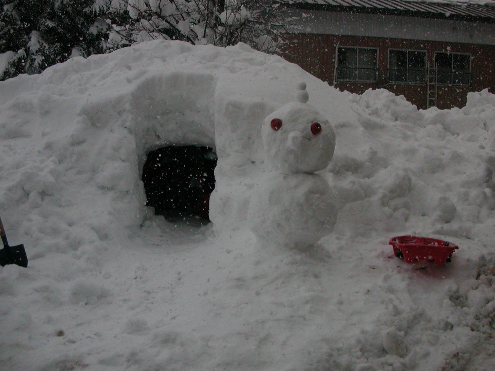 かまくらと雪だるま