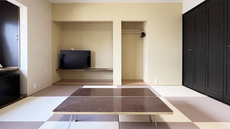 【8畳和室】 テレビと冷蔵庫付のシンプル和室。