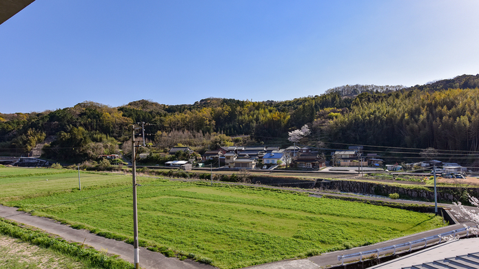 *【客室一例/和洋室】お部屋から見た景色。山々はもちろん、のどかな田園風景が広がります。