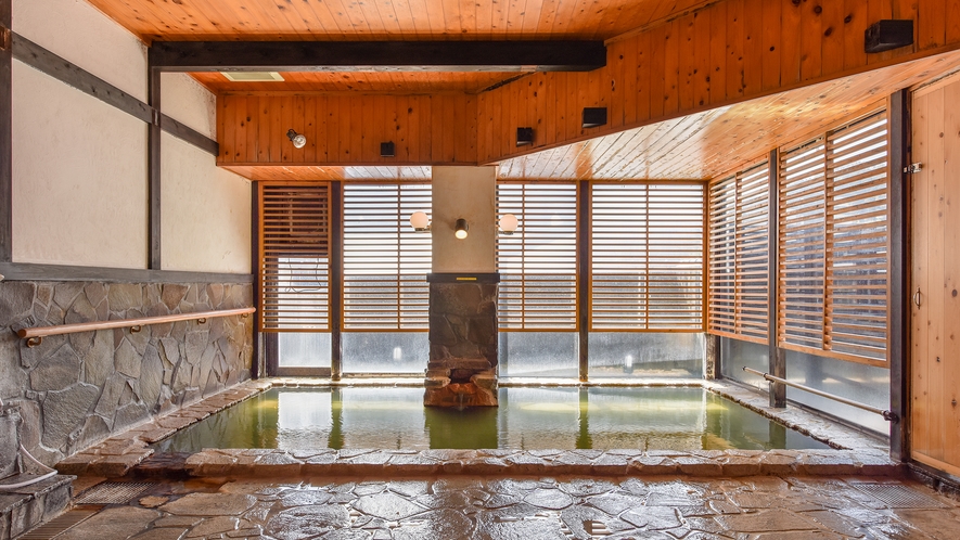 *【大浴場/太郎天の湯】岩を基調とした岩風呂です。広い窓から差し込む明かりも気持ちがよいですよ。