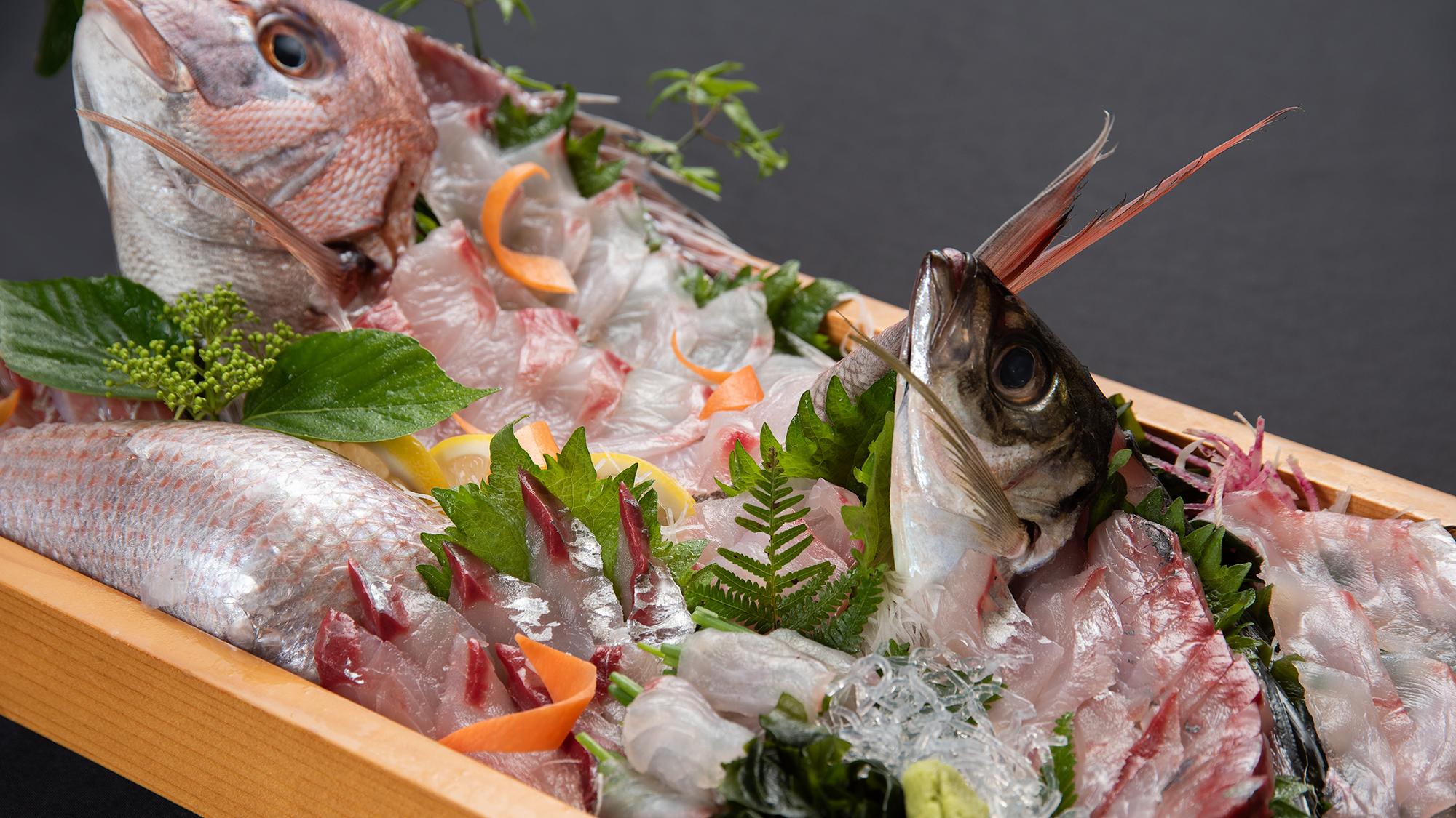 *【お食事】豊後高田で獲れた新鮮な海の幸を豪華に盛り付け。季節などにより内容も異なります。