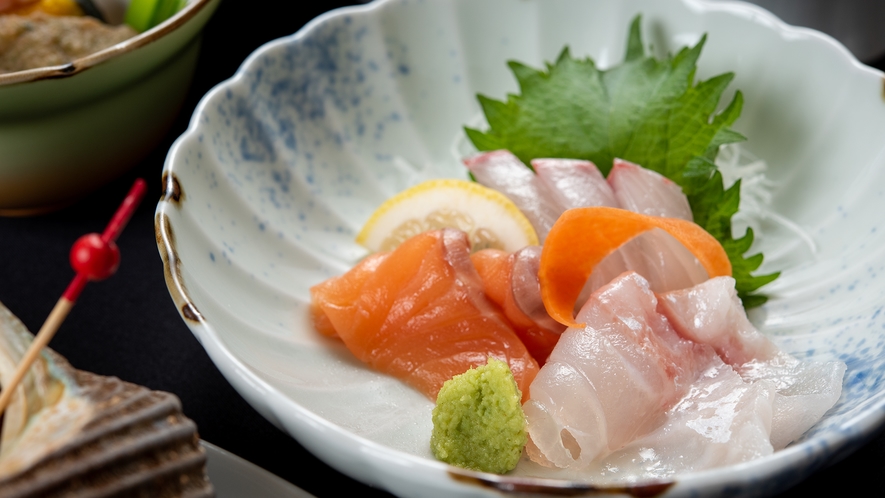 *【夕食一例/基本会席】旬の三種のお刺身をご用意。季節ごとのお魚を味わえます。