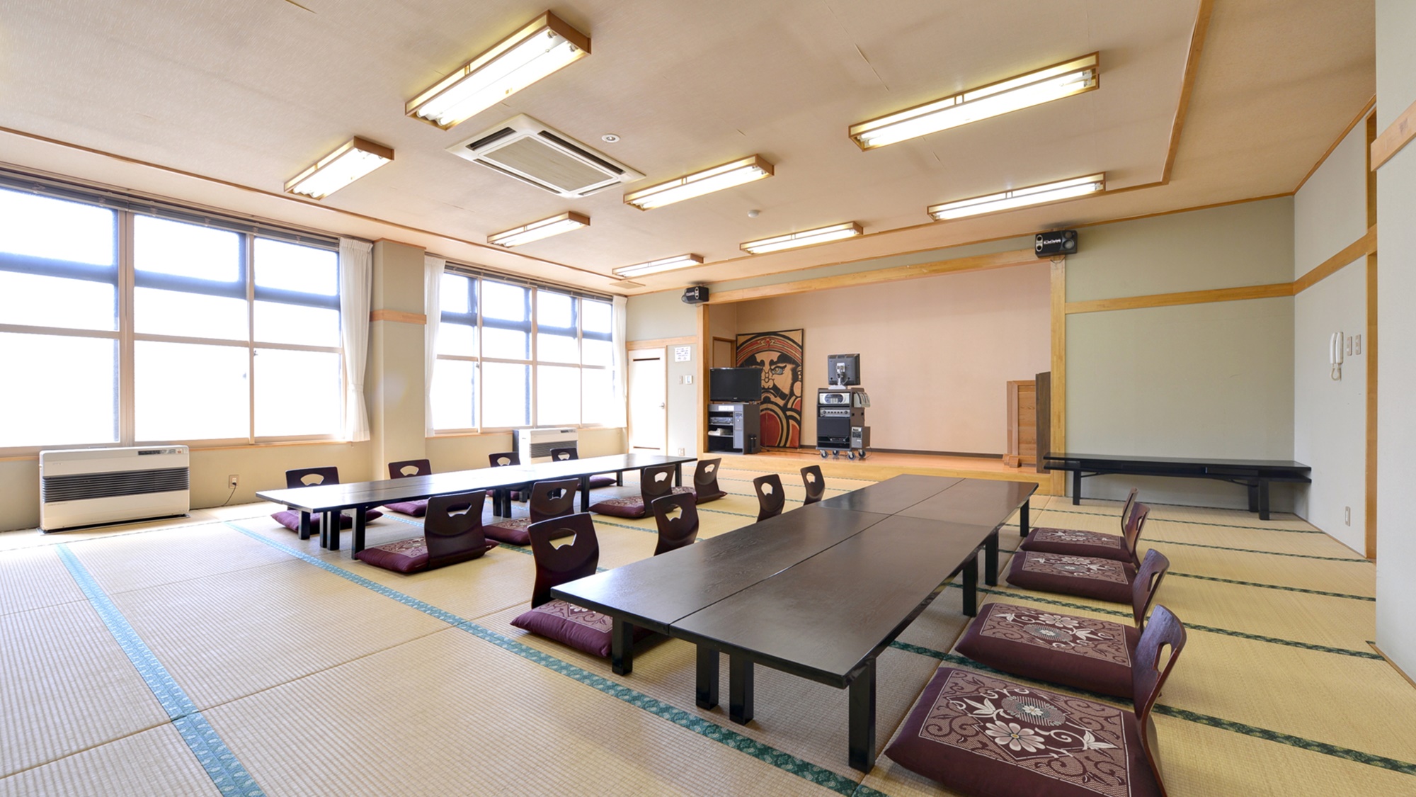 *宴会処（フロント前）/忘新年会、同窓会など、様々なイベントにご利用下さい。