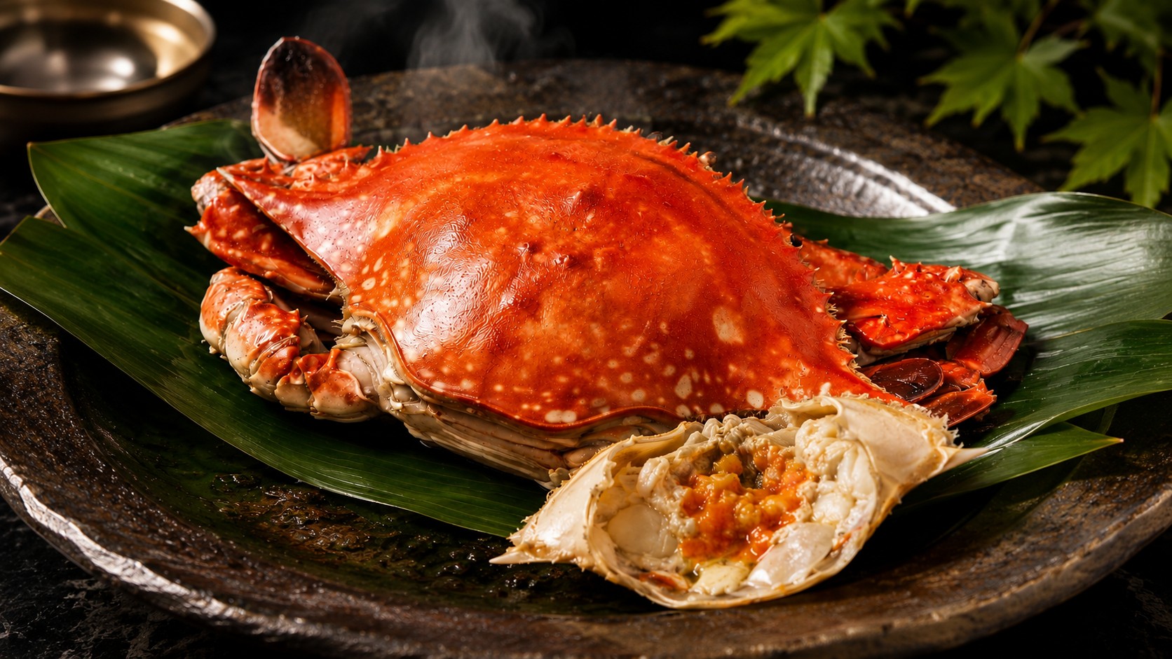 期間限定でご用意するワタリガニ付き会席。 蒸し上げたワタリガニを、名物あなご尽くし会席とともにお楽しみいただけます。