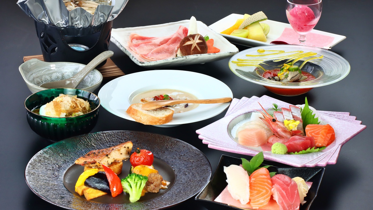 潮乃美の創作割烹の会席。洋皿と和皿に刺身や肉料理、彩り野菜が盛られている