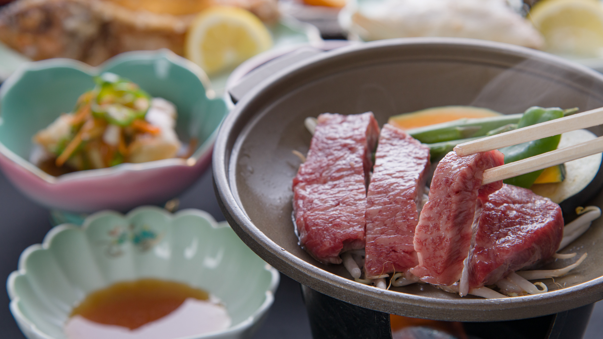 *【夕食一例】壱岐牛の陶板焼き。ミネラルたっぷりなやわらかい肉質と、上品な味わいが特徴です。