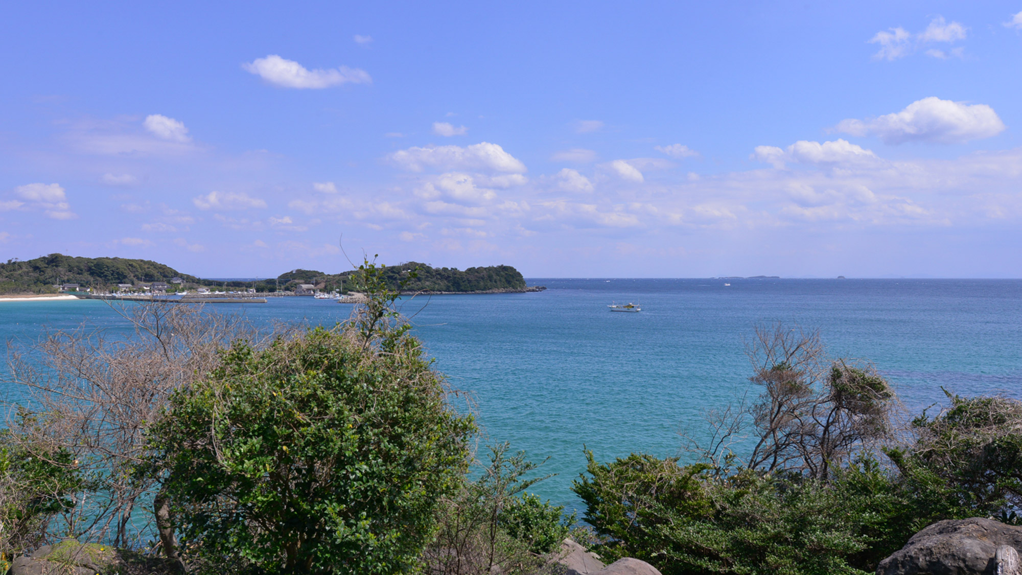 *【宿周辺の景色】宿の目の前は白い砂浜と玄海灘の青い海