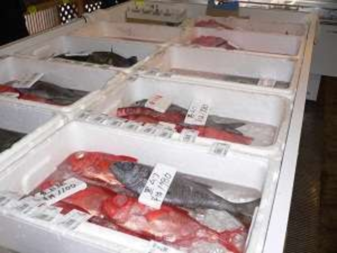道の駅　富楽里岩井漁協　毎日水揚されたお魚が並びます
