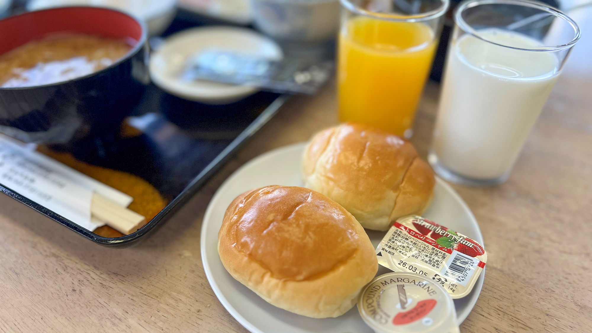 ロールパンと一緒にオレンジジュース、牛乳も一緒にどうぞ♪