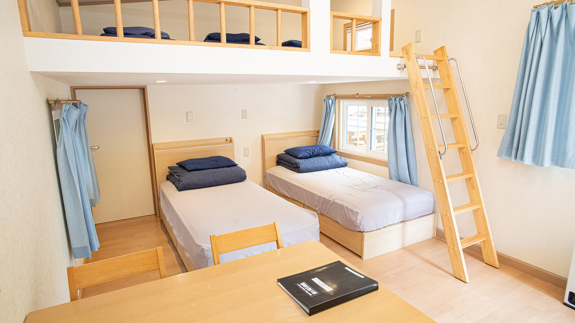 ・【B-Bパレス（リニューアル）】シングルベッド5台と布団4組を完備。ワイワイ楽しくお過ごしください