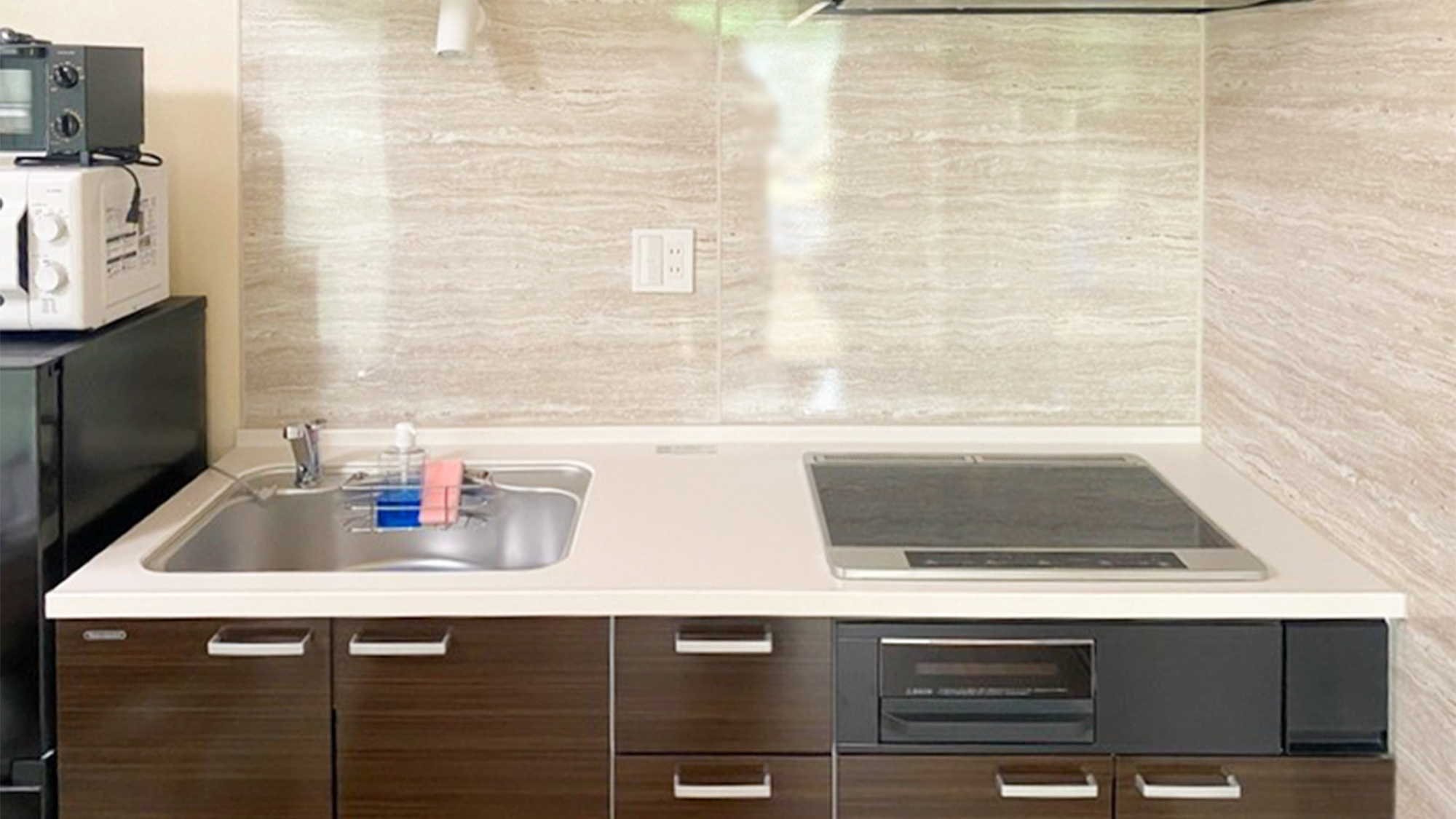 ・ハイグレードトレーラー&rsquo;グランデ&rsquo;　IHコンロを備えたキッチン