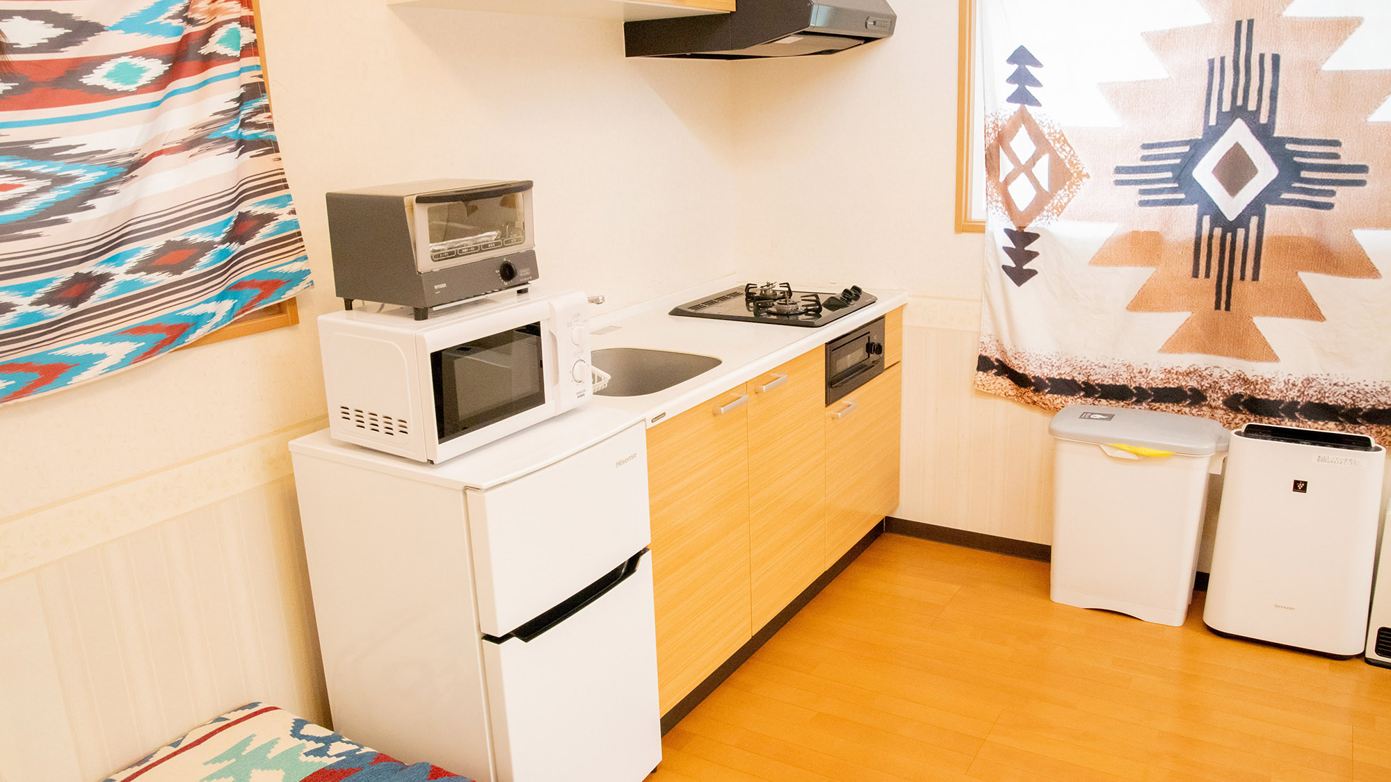 ・【トレーラーハウス　エリート】冷蔵庫、レンジを完備。いつでも温かい食事や冷たいお飲み物が頂けます