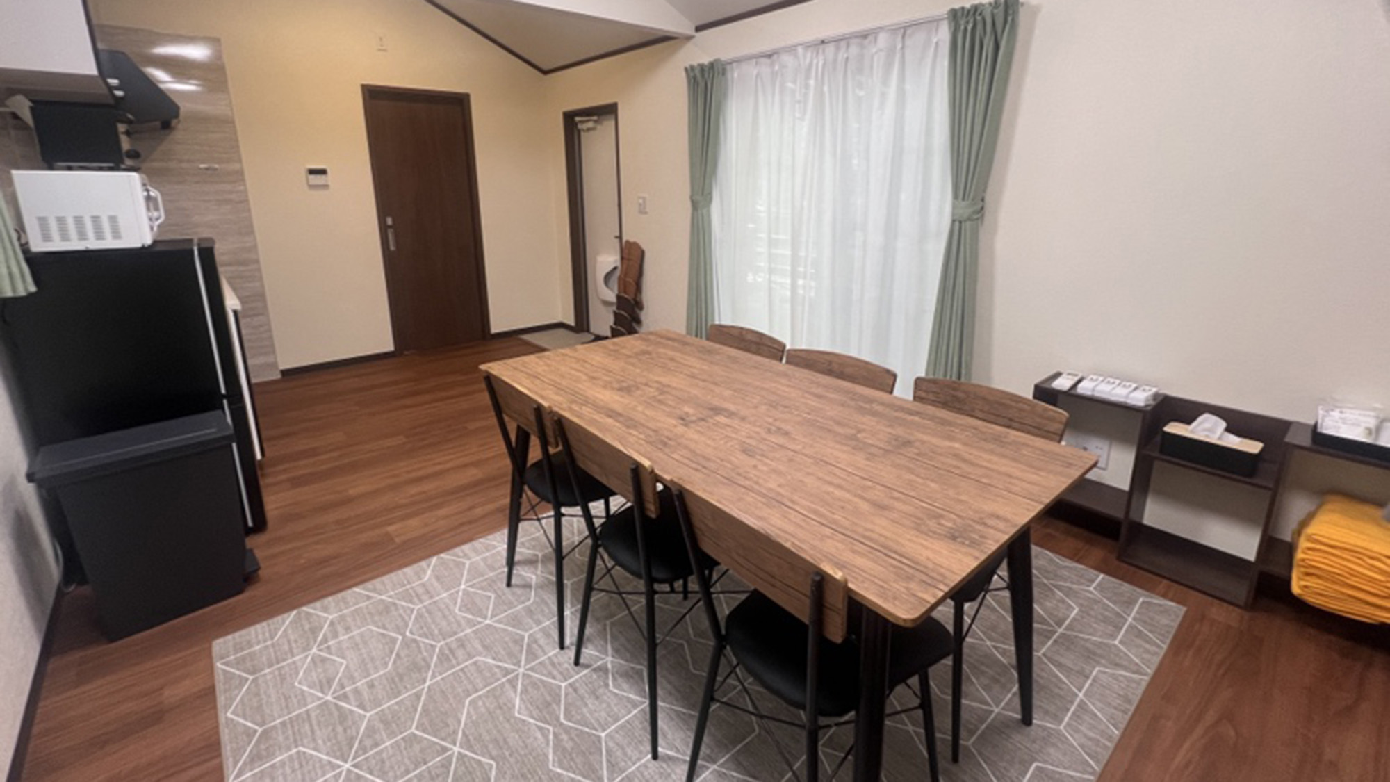 ・【トレーラーハウス　グランデ】広々ダイニングテーブル。調理したお料理をこちらでいただけます