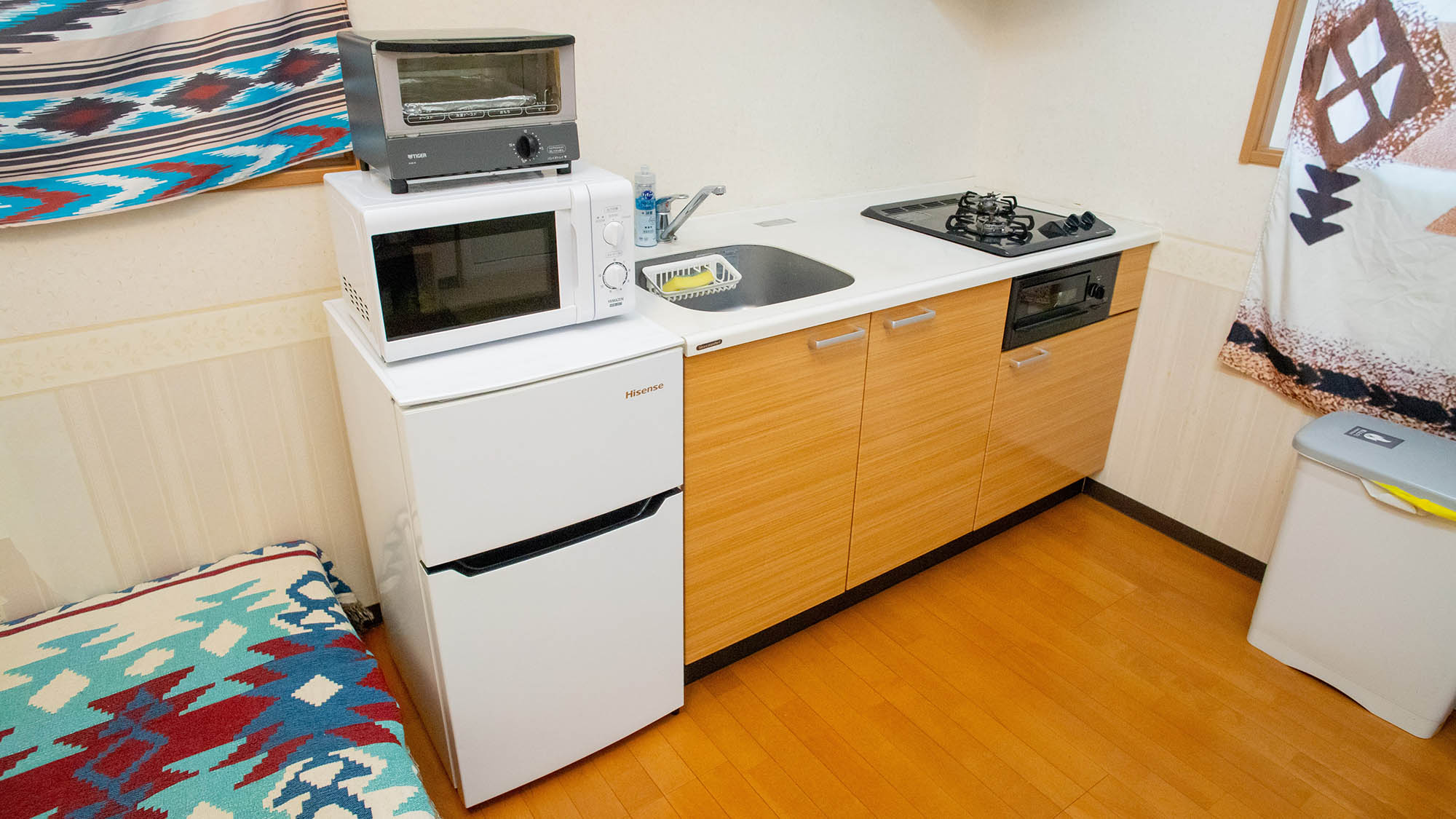 ・【トレーラーハウス　エリート】2口コンロ付きのキッチン。食材を持ち寄って調理が可能です