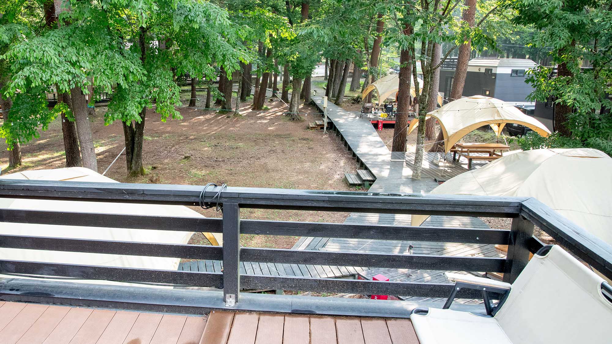 ・【トレーラーハウス　ジャーニー】テラスからの眺め。木々をより近くに感じられる贅沢な空間です