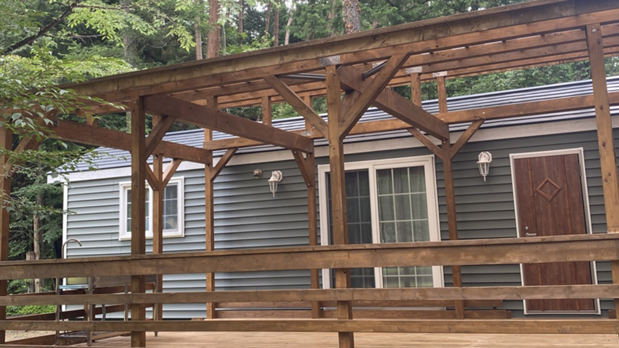 ・【トレーラーハウス　グランデ】屋根付きの広々ウッドデッキ。雨の日でも安心してお過ごしいただけます