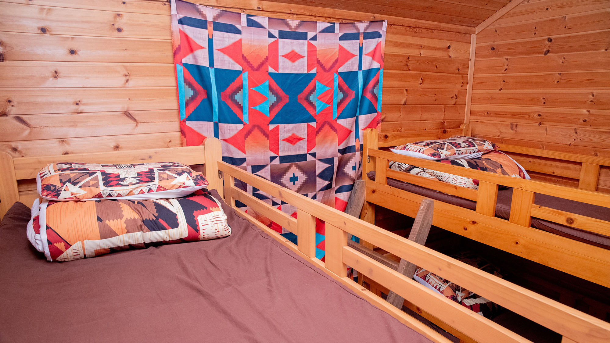 ・【トレーラーハウス　エリート】2段ベッド2台、ソファーベッド2台を完備。最大6名様宿泊可能