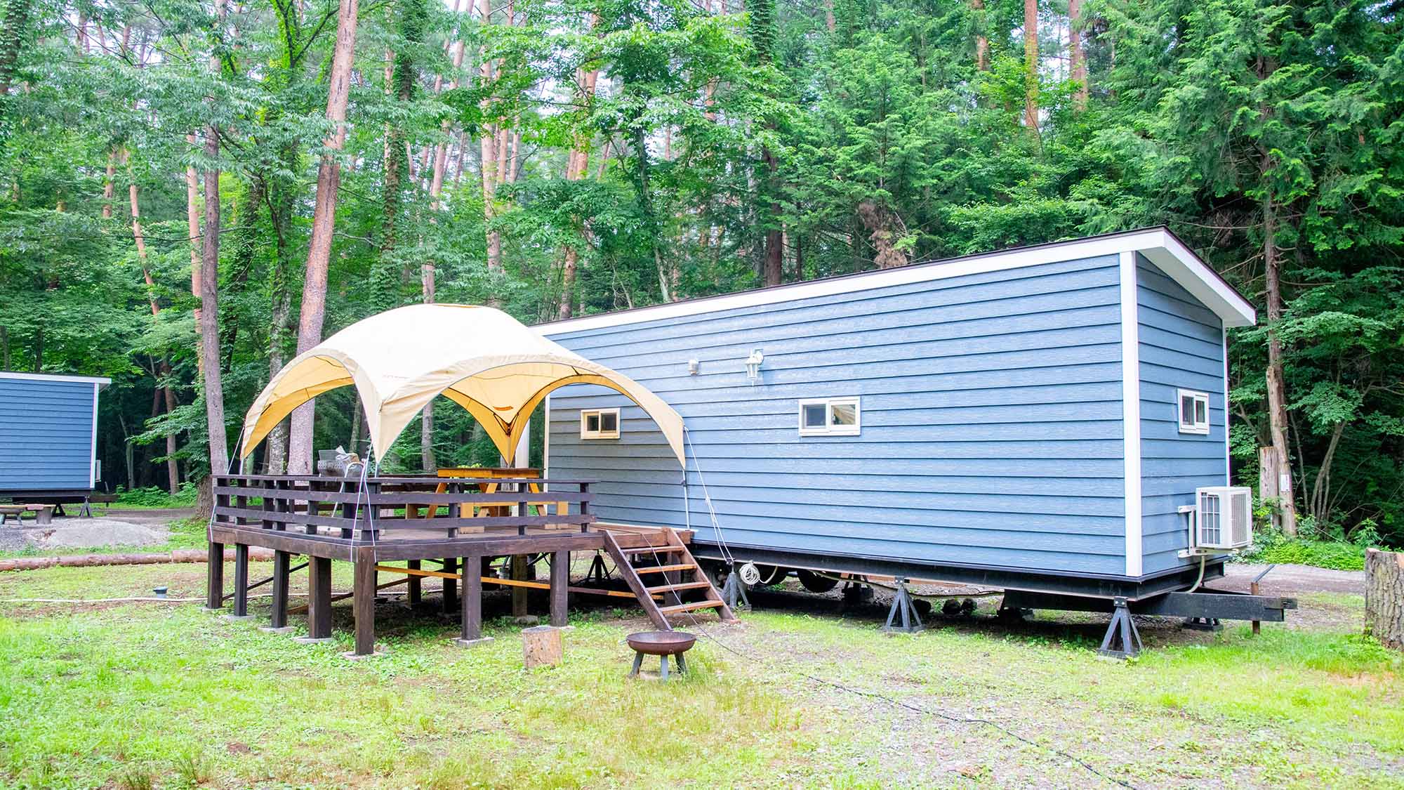 ・【トレーラーハウス　コンフォートキャビン】ウッドデッキにタープを完備。冬季は積雪防止のため外します