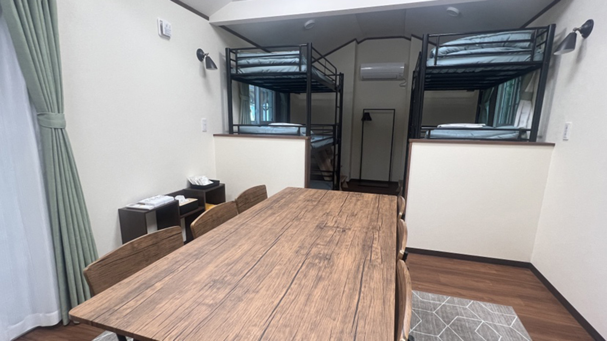 ・【トレーラーハウス　グランデ】3段ベッド2台を完備。3段目のドキドキ感もたまりません